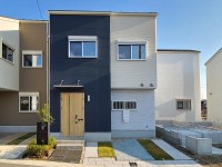 全35区画の大型分譲地！駐車スペースは2台分あり☆
長期優良住宅！太陽光発電4.95kw搭載のオール電化住宅！
約6.5帖の小屋裏収納があるなど収納スペース充実！