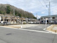 向日市、伏見区、南区の不動産なら<br>センチュリー21ユニバーサルホームサービス向日町店へ！ 全８区画の分譲地！前面道路６ｍ以上で駐車もラクラク！
自由設計なのでお好きな間取りにて建築可能！
弊社専属の設計士が無料で間取りを作成致します！