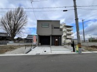全11区画の分譲地！耐震等級3相当！全居室収納スペース有＆WICで片付けもばっちり☆
無垢材の天然木フローリングで居心地の良い空間♪
南向きの為、陽当り良好！
