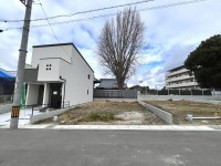全11区画の分譲地！
建築条件無し土地！お好きなハウスメーカー・工務店で建築可能！
南向きの為、日当たり良好！前道約6ｍ！駐車が苦手な方も安心です！