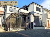 ２０２４年７月全面改装済み！南向き！
全居室６帖以上の４ＬＤＫ！雨の日でも安心のカーポート付き！
小学校や買い物施設が徒歩圏内にあり、生活のしやすい住環境です☆
