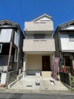 向日市、伏見区、南区の不動産なら<br>センチュリー21ユニバーサルホームサービス向日町店へ！ ☆築浅物件☆2021年4月築の一戸建て♪
前道広々6ｍ！通り抜け出来ない道路の為駐車もしやすい♪
大山崎小学校まで徒歩8分でお子様の通学も安心♪