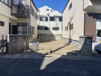 向日市、伏見区、南区の不動産なら<br>センチュリー21ユニバーサルホームサービス向日町店へ！ 建築条件無土地！お好きなハウスメーカー・工務店で建築可能！
スーパーやコンビニが徒歩圏内で買い物便利な立地♪
閑静な住宅地の整形地！前面道路は６ｍで駐車もラクラク！