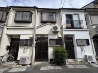 向日市、伏見区、南区の不動産なら<br>センチュリー21ユニバーサルホームサービス向日町店へ！ 阪急「西向日」駅まで徒歩８分と通勤・通学に便利な立地♪
たくさん収納できる屋根裏収納もございます！
スーパーやコンビニ・郵便局等、徒歩圏内に生活施設充実！