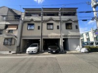 向日市、伏見区、南区の不動産なら<br>センチュリー21ユニバーサルホームサービス向日町店へ！ 全居室６帖以上＆収納スペース付き！
ワンボックスカー駐車可能！ゆとりのある駐車スペース！
小学校まで徒歩圏内！お子様の通学も安心です！