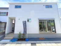 向日市、伏見区、南区の不動産なら<br>センチュリー21ユニバーサルホームサービス向日町店へ！ ファミリー世帯におすすめの広々４ＬＤＫ！
パントリーやウォークインクローゼットがあり収納スペース充実！
南側駐車スペースのため陽当り良好！