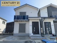 リビング２０帖の３ＬＤＫ！駐車２台可能！
イオンモール京都桂川まで車で１１分！お買い物に便利な立地♪
南面に屋根付きのバルコニーがあり陽当たり良好！