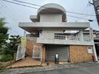 北西角地につき、採光・通風良好！重厚感のある鉄筋コンクリート造のお家！
全居室６帖以上の４ＬＤＫ！
スーパーやコンビニが徒歩圏内で買い物便利な立地♪