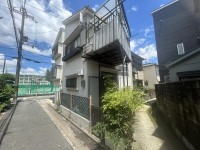 向日市、伏見区、南区の不動産なら<br>センチュリー21ユニバーサルホームサービス向日町店へ！ スキップフロア階段が魅力の３階建て４ＤＫ！
周辺施設充実で徒歩圏内の為生活に便利な立地♪
小学校まで徒歩１０分でお子様の通学も安心♪