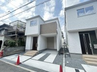 阪急『西向日駅』まで徒歩８分と通勤や通学に便利！
収納スペースが充実している新築戸建て！
バルコニー南向きの為、陽当たり・通風良好♪