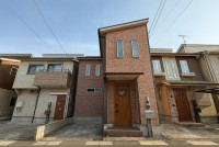 ＪＲ「長岡京」駅まで徒歩１５分の元分譲地内！
スーパーまですぐ近くで生活に便利な立地です♪
使いやすい３ＬＤＫ！主寝室は書斎もありゆったりとした空間！