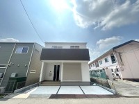 小学校まで徒歩４分でお子様の通学も安心♪
ＷＩＣ２か所付き！収納豊富な４ＬＤＫのお家☆
徒歩圏内に生活に便利な施設が充実しております！