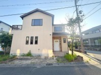 向日市、伏見区、南区の不動産なら<br>センチュリー21ユニバーサルホームサービス向日町店へ！ ２０２５年７月リフォーム完成の４ＬＤＫ！
角地につき陽当たり・通風良好！
全居室６帖以上＆収納付き！