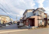 リフォーム歴あり！角地！駐車２台可能！
全居室６帖以上のゆとりのある間取り！
小学校まで徒歩圏内！お子様の通学も安心です！