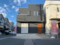 ２０２５年１１月ハウスクリーニング済！
閑静な住宅地に佇む３ＬＤＫのお家！
角地につき日当たり・通風良好！オール電化住宅！