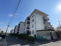 向日市、伏見区、南区の不動産なら<br>センチュリー21ユニバーサルホームサービス向日町店へ！ アクセス良好！世代問わず安心の住環境がここにあり！
南側バルコニーのためＬＤＫがとても明るく、風通しも良好！
リフォーム歴有のお部屋！自然環境豊かで子育ても安心♪