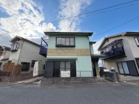 向日市、伏見区、南区の不動産なら<br>センチュリー21ユニバーサルホームサービス向日町店へ！ ８月中旬リフォーム完成予定☆
駐車スペース広々！ワンボックスカーも駐車可能です！
裏庭から見える田園風景と夕日の美しいコラボレーションをぜひご覧ください！
