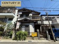 向日市、伏見区、南区の不動産なら<br>センチュリー21ユニバーサルホームサービス向日町店へ！ 建築条件無し土地につき、お好きなハウスメーカー・工務店で建築可能♪
南向きの為、日当たり・通風良好！解体更地渡し！
スーパー・コンビニ徒歩圏内で生活便利な立地です！