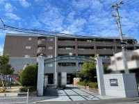 阪急とＪＲの２ＷＡＹアクセスで通勤や通学も便利な立地！
南向きバルコニーで陽当たり良好！ペットの飼育可能(規約あり)！
駐車場の空きあり！