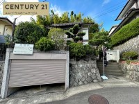 向日市、伏見区、南区の不動産なら<br>センチュリー21ユニバーサルホームサービス向日町店へ! 土地面積広々約72.39坪!
接道南東向きで陽当たり良好!前道6.2メートル!
建築条件無し売土地につきお好きな工務店やハウスメーカーで建築可能!