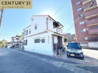 阪急『西向日駅』徒歩13分！北西角地で陽当り・通風良好！
全居室収納スペースがあるので住空間がスッキリします！
駐車スペースは2台分有♪令和４年大規模リフォーム済！