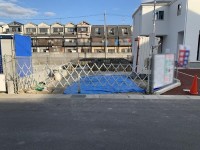 ＬＤＫ広々１９.５帖！全居室の収納スペース・広々とした納戸など収納スペース充実！
駐車２台可能！(車種による)小学校まで徒歩圏内！お子様の通学も安心です！