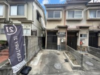 向日市、伏見区、南区の不動産なら<br>センチュリー21ユニバーサルホームサービス向日町店へ！ 阪急「西向日」駅・阪急「東向日」駅・ＪＲ「向日町」駅の３駅利用可！
３駅徒歩１５分圏内の駅チカ！お買い物施設も徒歩圏内でラクラク♪
事業用としてもご検討ください！