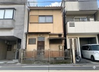 向日市、伏見区、南区の不動産なら<br>センチュリー21ユニバーサルホームサービス向日町店へ！ 建築条件無し土地の為、お好きな工務店やハウスメーカーで建築して頂けます！
ＪＲ『桂川駅』まで徒歩９分♪
徒歩圏内に生活施設が充実！便利な住環境！