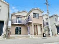 向日市、伏見区、南区の不動産なら<br>センチュリー21ユニバーサルホームサービス向日町店へ！ 全居室６帖以上！ＬＤＫ約１９帖と広々４ＬＤＫの間取り！
駐車２台可能で前道約６ｍで駐車が苦手な方も安心♪
周辺施設が徒歩圏内に充実！室内キレイにお使いです！