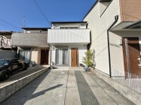 向日市、伏見区、南区の不動産なら<br>センチュリー21ユニバーサルホームサービス向日町店へ！ 阪急「長岡天神」駅まで徒歩１２分！
２０１９年４月築！築浅４ＬＤＫ！
太陽光パネル＆蓄電池付で光熱費を抑えられる！