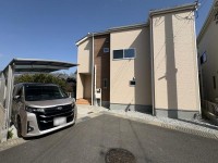 向日市、伏見区、南区の不動産なら<br>センチュリー21ユニバーサルホームサービス向日町店へ！ 大変キレイにお使いの４ＬＤＫの物件！
広々４ＬＤＫのお家！ＬＤＫと和室をつなげると２０帖超の大空間！
駐車２台可能！（車種による）各個室に収納充実！
大型分譲地内！