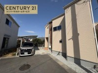 向日市、伏見区、南区の不動産なら<br>センチュリー21ユニバーサルホームサービス向日町店へ！ 大変キレイにお使いの４ＬＤＫの物件！
広々４ＬＤＫのお家！ＬＤＫと和室をつなげると２０帖超の大空間！
駐車２台可能！（車種による）各個室に収納充実！
大型分譲地内！