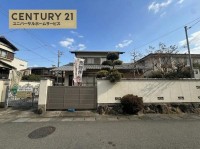 向日市、伏見区、南区の不動産なら<br>センチュリー21ユニバーサルホームサービス向日町店へ！ 建築条件無し土地☆お好きな工務店やハウスメーカーで建築可能！
南向きにつき陽当たり・通風良好！南側からたっぷり光が入ります！
間口ゆったり約１３．１５ｍ！