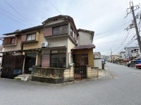 向日市、伏見区、南区の不動産なら<br>センチュリー21ユニバーサルホームサービス向日町店へ！ 建築条件無し土地！お好きなハウスメーカー・工務店で建築可能！
角地につき陽当たり・通風良好！更地渡し！
小学校まで徒歩圏内！お子様の通学も安心です！