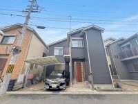 向日市、伏見区、南区の不動産なら<br>センチュリー21ユニバーサルホームサービス向日町店へ！ 全居室８帖以上のゆとりのある３ＬＤＫの間取り！
太陽光パネル・蓄電池・エコキュート設備充実！
駐車２台可能！(カースペース付)ＬＤＫ２３帖と広々です！