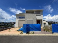 全35区画の大型分譲地!駐車スペースは2台分あり☆
ゆったりとした4LDKのオール電化住宅!
全居室に収納+小屋裏収納付き!収納スペース充実しています♪