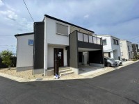 全35区画の大型分譲地!駐車スペースは2台分あり☆
ゆったりとした4LDKのオール電化住宅!
全居室に収納+小屋裏収納付き!収納スペース充実しています♪