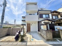 向日市、伏見区、南区の不動産なら<br>センチュリー21ユニバーサルホームサービス向日町店へ！ ２０２１年１１月建築！こだわりの詰まった築浅戸建！
ＪＲ「向日町」駅まで徒歩１３分♪
前道ゆったり約６ｍ！駐車もラクラク！