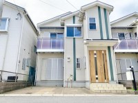 向日市、伏見区、南区の不動産なら<br>センチュリー21ユニバーサルホームサービス向日町店へ！ 室内キレイにお使いです！全室収納付の５ＬＤＫで駐車も２台可能！
浴室TV・浴室乾燥機など設備充実！
閑静な住宅地で買物施設も徒歩圏内の生活便利地♪