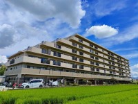 向日市、伏見区、南区の不動産なら<br>センチュリー21ユニバーサルホームサービス向日町店へ！ オートロック付き！収納スペースが豊富な３ＬＤＫ！
小中学校まで徒歩７分圏内とお子様の通学も安心！
東側バルコニーからは穏やかな田園風景が望めます！