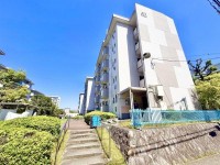 向日市、伏見区、南区の不動産なら<br>センチュリー21ユニバーサルホームサービス向日町店へ！ 南向きにつき日当たり良好！
居室は４部屋あり、子供部屋や収納部屋にも使えます！
小学校まで徒歩圏内！お子様の通学も安心です！