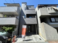 向日市、伏見区、南区の不動産なら<br>センチュリー21ユニバーサルホームサービス向日町店へ！ ＪＲ「向日町」駅・阪急「東向日」駅まで徒歩１１分！
南向きにつき日当たり良好！
小学校まで徒歩３分！お子様の通学も安心です！