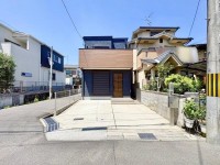 向日市、伏見区、南区の不動産なら<br>センチュリー21ユニバーサルホームサービス向日町店へ！ 令和４年２月建築の築浅物件！
阪急「西向日」駅まで徒歩７分！通勤・通学に便利な立地！
南向きにつき日当たり良好！駐車２台可能！