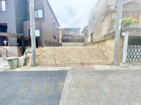 向日市、伏見区、南区の不動産なら<br>センチュリー21ユニバーサルホームサービス向日町店へ！ 建築条件無し土地！お好きなハウスメーカー・工務店で建築可能♪
阪急とＪＲの２ＷＡＹアクセス可能！通勤・通学に便利！
前道ゆったり約６．１ｍ！現況更地！