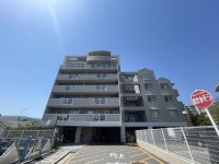 向日市、伏見区、南区の不動産なら<br>センチュリー21ユニバーサルホームサービス向日町店へ！ 室内大変丁寧にお使いです！
４階部分の南西向きバルコニーで眺望・通風・陽当たり良好！♪
買い物施設が徒歩１０分圏内で生活便利な立地！ 