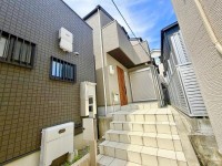 令和4年6月建築の築浅の中古一戸建!室内大変キレイにお使いです!
全居室6帖以上の3LDKで駐車も2台可能!
買い物施設が徒歩圏内で生活便利な立地♪