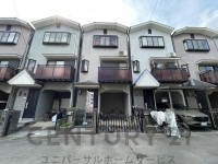 向日市、伏見区、南区の不動産なら<br>センチュリー21ユニバーサルホームサービス向日町店へ！ 駐車スペース有り！前道広々約６メートルあり、駐車もラクラク♪
二面バルコニーにつき通風良好！
小・中学校まで徒歩圏内！お子様の通学も安心です！