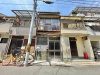 向日市、伏見区、南区の不動産なら<br>センチュリー21ユニバーサルホームサービス向日町店へ！ ＪＲ「向日町」駅まで徒歩５分・阪急「東向日」駅まで徒歩６分！
イオンモール京都桂川まで徒歩９分！
収益物件としてもオススメ！リフォームのご相談も承ります♪