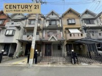 向日市、伏見区、南区の不動産なら<br>センチュリー21ユニバーサルホームサービス向日町店へ！ 各居室収納スペース充実！
周辺施設も充実しており生活に便利な立地！
小学校まで徒歩圏内！お子様の通学も安心です！