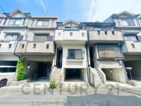 向日市、伏見区、南区の不動産なら<br>センチュリー21ユニバーサルホームサービス向日町店へ！ 前道約６ｍ！車の出し入れのしやすい広さです！
駐車スペースは２台分ございます！
東側が空き地の為、陽当り・通風良好です☆